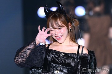 YouTuberになに、透け感たっぷりSEXY衣装で攻める 舌出しにドキッ【関コレ2025A/W】 画像