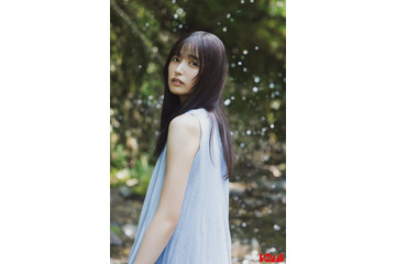 乃木坂46五百城茉央、ノースリワンピ姿で川遊び＆プールで青春グラビア「ボム」表紙登場【独占カットあり】 画像