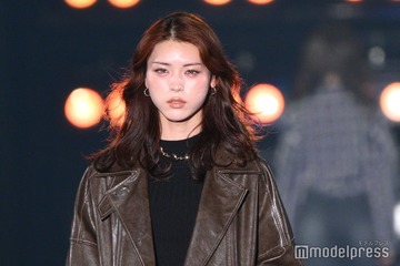 井手上漠、美脚のぞくスリットスカートでクールな魅力放つ【関コレ2025A/W】 画像