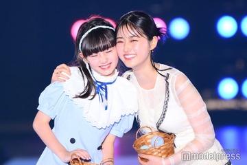 原菜乃華、シースルードレスで美肌透け マイカ ピュと頬くっつけ仲良しオーラ全開【関コレ2025A/W】 画像