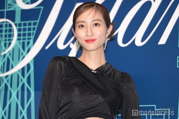 堀田茜、ショーパンから美脚披露 フェスコーデに反響「圧巻スタイル」「かっこいい」 画像
