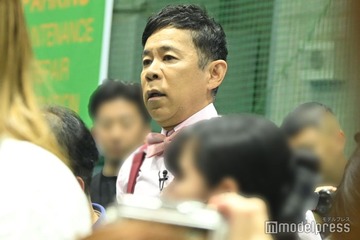 ナイナイ岡村「SMTOWN」記者会見に紛れ込む 東方神起ユンホに質問 画像