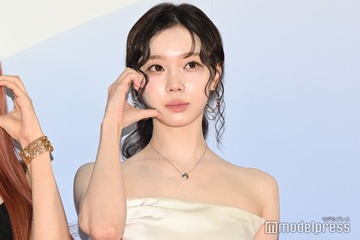 aespaウィンター、ミニ丈スウェットから美ウエストチラリ「スタイル抜群」「くびれが理想」 画像