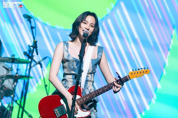 のん、ヘルシー肌見せ衣装のライブステージSHOTに反響「ギターを持つ腕の細いこと！」「カッコいい」 画像