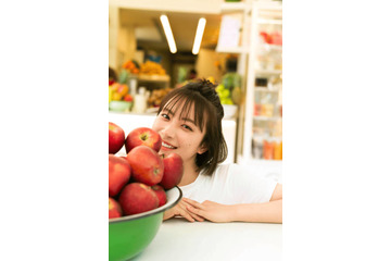 注目の若手俳優・藤崎ゆみあ、笑顔が眩しいお茶目SHOT披露！ギリシャを舞台にナチュラルな魅力があふれる 画像