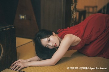 本田真凜、赤ドレス姿で大人っぽい表情 ノスタルジームードの先行カット公開【MARIN】 画像