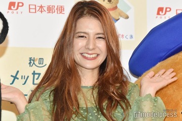 スザンヌ、美背中チラリ 秋色先取りワンピ姿に「おしゃれ」「可愛い」の声 画像