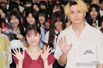 橋本環奈・眞栄田郷敦ら、学校にサプライズ登場 生徒から歓声浴びる【カラダ探し THE LAST NIGHT】 画像