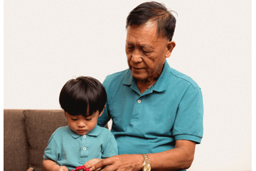 4歳の孫と遊ぶじいじ　孫「大好きだよ！」と言った瞬間⇒頑固なじいじの”意外な反応”に「ほっこり」「尊い」 画像
