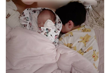 第5子出産の辻希美、次女に寄り添って眠る6歳三男SHOTを公開「朝の私達」「あったかい」 画像