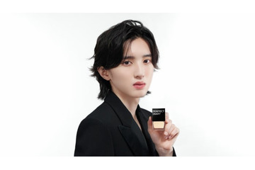 なにわ男子・道枝駿佑、ブラックスーツ姿で光纏いランウェイ 中国コスメアンバサダー2年連続就任＆新ムービー公開 画像