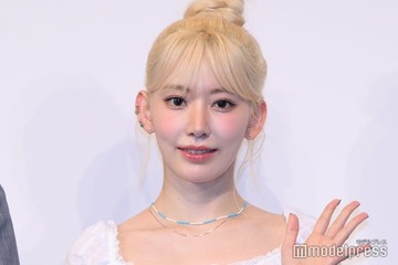 LE SSERAFIMサクラ、ミニTからほっそりウエストチラリNY街中ショットに「全てが理想」「可愛すぎる」と反響 画像