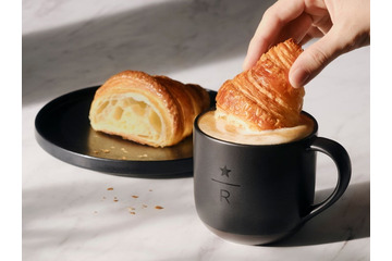 スタバ、新宿に新スタイルのカフェベーカリー出店 ラテにクロワッサンを浸し食べる“大人のご褒美体験”提案 画像