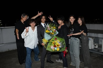 King ＆ Prince高橋海人・中村倫也、笑顔でクランクアップ “チームDOPE”駆けつける【コメント】 画像