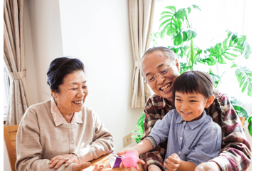 朝食を食べる70代の祖父母と孫　次の瞬間⇒祖父の”古い言葉”に「微笑ましい」「祖母も加わった」 画像