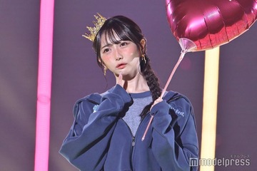 ≠ME谷崎早耶、“あざと可愛い”ウインクで魅了 パーカー×チェックスカートのカジュアルコーデ【TGC2025A/W】 画像