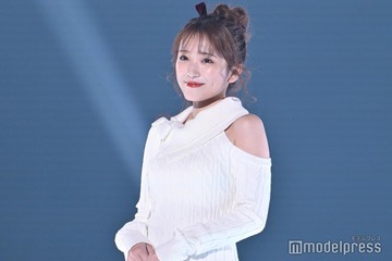 矢吹奈子、純白ワンピで美肩チラリ 可愛さ全開コーデ【TGC2025A/W】 画像