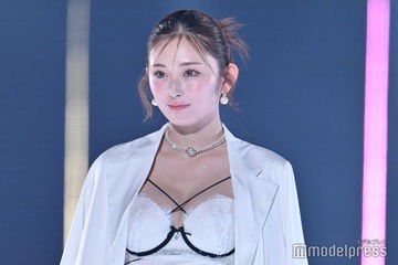 ゆうちゃみ、純白ランジェリーで美バストのぞく パールアクセが印象的【TGC2025A/W】 画像