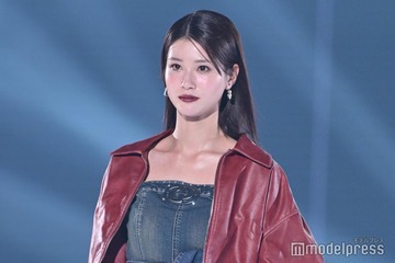 生見愛瑠、スリットから美脚スラリ 個性派デニムワンピ着こなす【TGC2025A/W】 画像