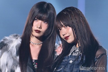 SWEET STEADY奥田彩友＆白石まゆみ、デニム×ファーコーデで雰囲気一変 ダークなオーラ放つ【TGC2025A/W】 画像