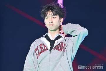 「今日好き」MON7A（もんた）が「TGC」初出演 クールなメガネ外しも【TGC2025A/W】 画像