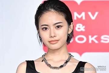 「御上先生」で話題・安斉星来、美脚透けるVネックワンピ姿に「スタイル抜群」「大人の色気」の声 画像
