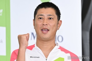 パンサー尾形、妻への頬キスショット話題「マッコリでベロベロ」 画像