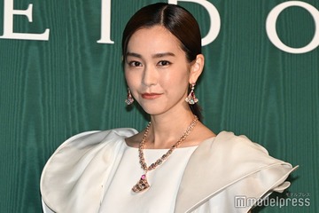 桐谷美玲、気品漂う純白ドレス姿で美デコルテ披露「これからの人生もっと輝いていけたら」今後に意欲【ブルガリ展覧会フォトコール第一夜】 画像
