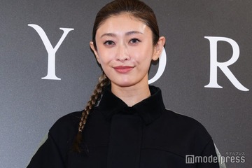 山田優、個性派セットアップで美脚スラリ 夫・小栗旬とのエピソード明かす「2人で違う階でお買い物ができたり」 画像