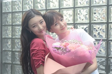 トリンドル玲奈主演「レプリカ」クランクアップ “古屋呂敏が撮影”宮本茉由との仲睦まじい2ショット公開 画像