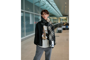 Snow Man向井康二「バーバリー」26春夏ルックで⽻⽥空港登場 ロンドンへ出国 画像