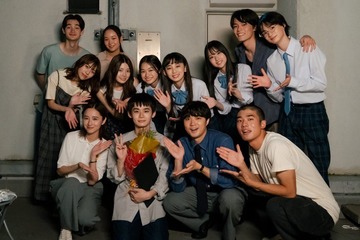 「ぼくほし」生徒役11人がクランクアップ 主演・磯村勇斗へサプライズプレゼントも【コメント】 画像