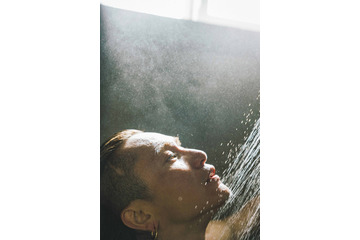 SUPER EIGHT安田章大、大人の色気纏ったシャワーシーン・素の笑み…写真集中面カット追加公開【DOWN TO EARTH】 画像