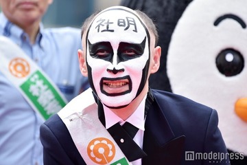 鉄拳、父親を顔出し公開 源田壮亮選手らとの記念ショットに「本当に嬉しそう」「親子で輪郭がそっくり」の声 画像