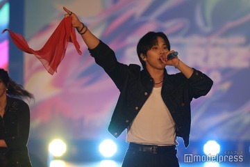 ASTRO出身ROCKY（ラキ）、客席に布投げる演出＆日本語挨拶で沸かす 最後まで笑顔でファンサービス【STARRZ TOKYO 2025】 画像