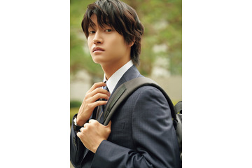 Aぇ! group佐野晶哉、スーツ姿で年下ビジネスマン役熱演「Oggi」ソロ初登場 画像