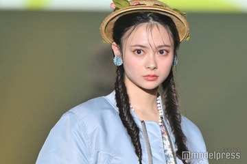 AKB48研究生・伊藤百花、ミニワンピで美脚スラリ 洋館でのショットに「お姫様みたい」「絵画のような美しさ」の声 画像