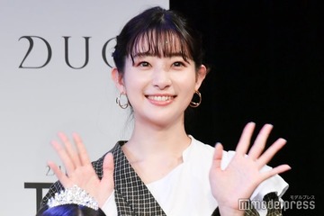 足立梨花、肩出しワンピ姿にファン絶賛「オシャレな肌見せ」「透明感すごい」 画像