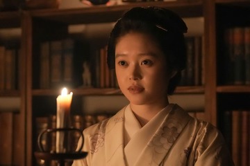 朝ドラ「ばけばけ」初回、ヘブン（トミー・バストウ）がトキ（高石あかり）に“おでこキス” 怪談話からの胸キュンシーンに視聴者悶絶「ロマンティック」「ドキドキする」 画像