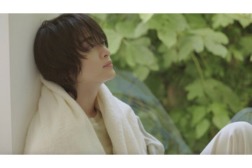 キスマイ玉森裕太、シャワー後の濡れ髪でガッツポーズ 新CMで自然体の姿見せる 画像