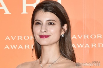 マギー、美脚際立つジャケットスタイルでテニス観戦「圧巻の美しさ」「着こなしがかっこいい」 画像