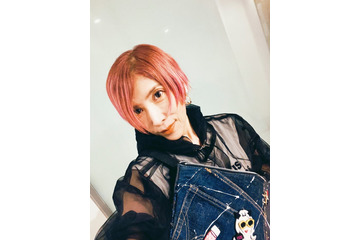 TRF・YU-KI、網タイツで美脚透ける ミニスカ姿に「かっこいい」「スタイル抜群」の声 画像