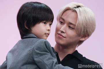 JO1白岩瑠姫、サプライズ登場の人気子役を抱っこ「急にめっちゃ懐いた」初テレビドラマ制作発表会に登壇【娘の命を奪ったヤツを殺すのは罪ですか？】 画像