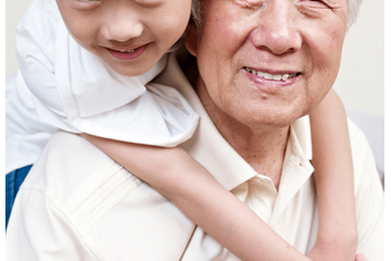 忘れっぽい70代の祖父…すると孫が”とあるお土産”を持ってきて⇒祖父「こんなの孫しかくれない」家族全員が爆笑 画像