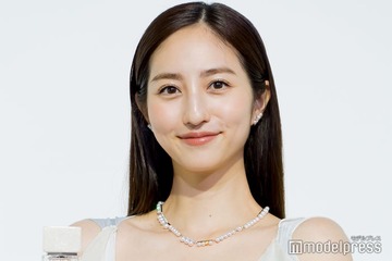 堀田茜、ほっそり二の腕披露のブルードレス着こなし 3種類のゴールドが華やか【TASAKI HAUTE PARFUMERIE EVENT】 画像