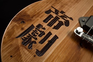 帝国劇場「帝劇オリジナルギター」発表 平台・席番プレート・ロビーアクリル板など使って製作 画像