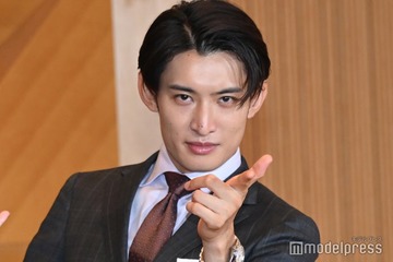 Snow Man向井康二、“即興ランウェイ”披露 驚異スタイルに「息を呑みました」と共演女優絶賛【フェイクマミー】 画像