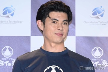 小島よしお、1歳息子とディズニーへ 抱っこショット公開に「素敵なパパ」「大きくなった」と反響 画像