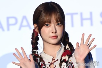 LE SSERAFIMウンチェ、ショーパンからスラリ美脚「可愛すぎる配達員」「スタイル抜群」の声 画像