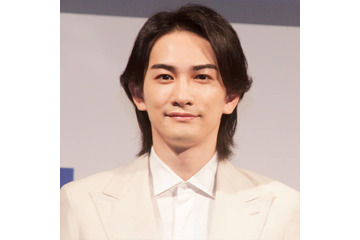 町田啓太、“黒髪に戻した”最新SHOTにファン悶絶「あまりのかっこよさに言葉失いました」「メロい」 画像